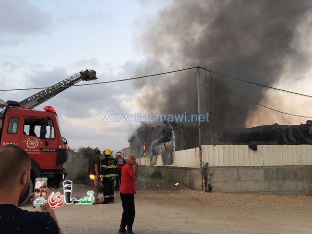  فيديو- كفرقاسم : ندلاع حريق كبير في احد المُعرشات التجارية في سهل البلدة وقوات كبيرة من الاطفائية في محاولات السيطرة على الحريق 